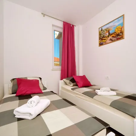 Lobster Apartment Split